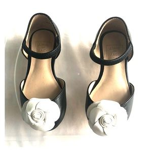 Black leather shoes with white flower